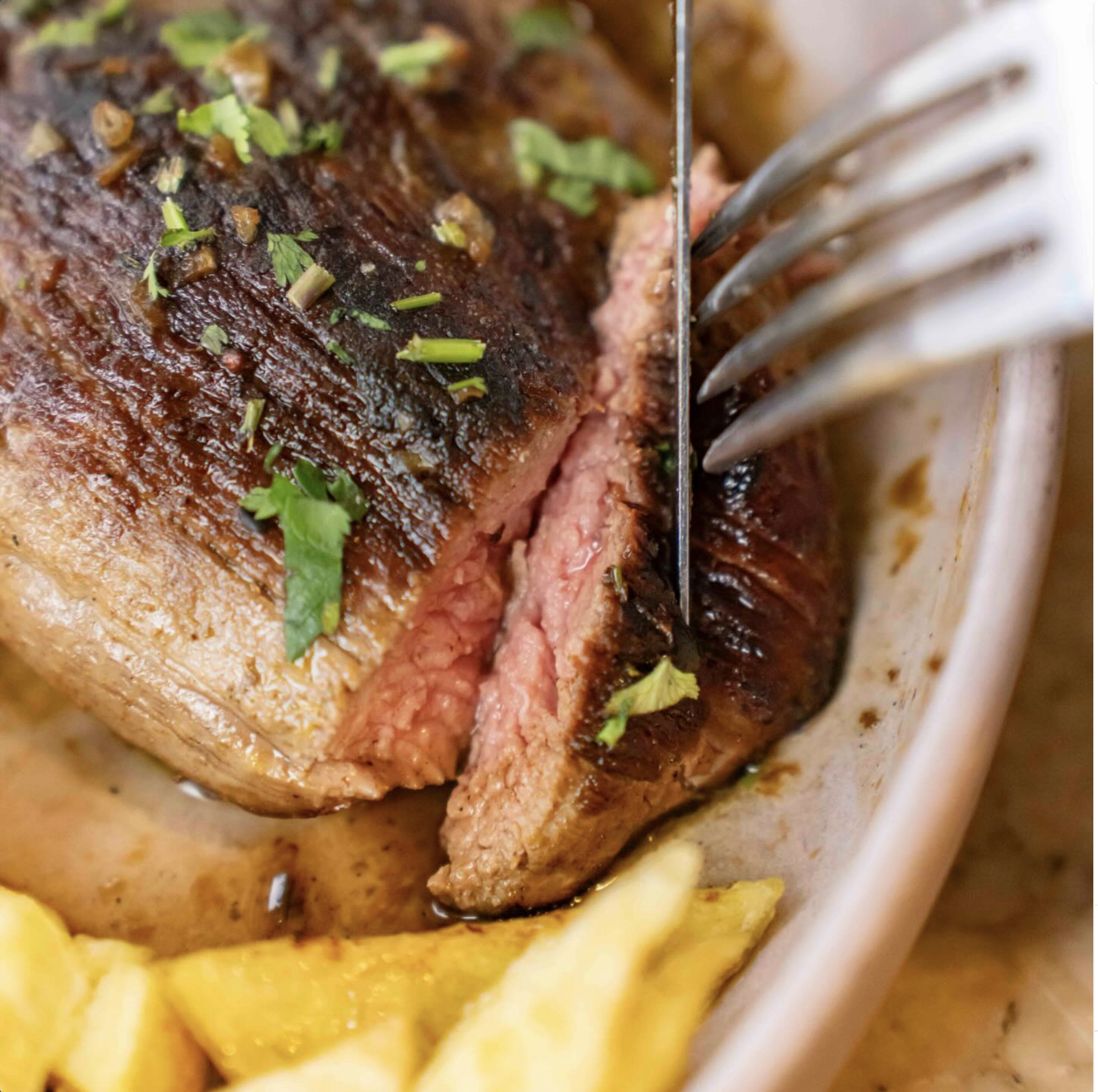 Bife grelhado com acompanhamento